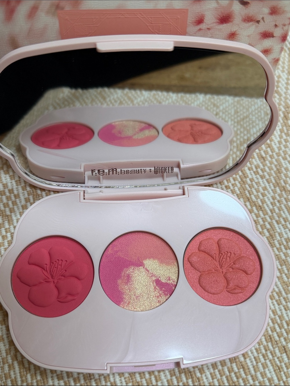 r.e.m. beauty Wicked for Good Cherry Blossom Blush Palette - Pink